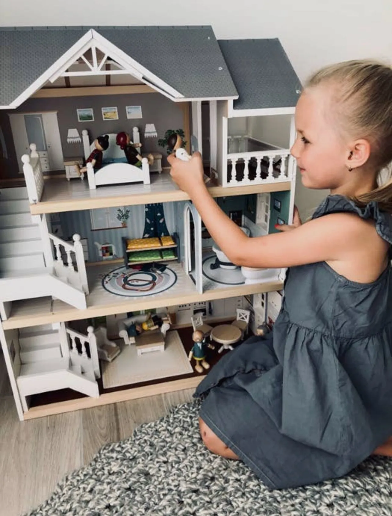 Small Foot Graceful Children’s Doll House Playset