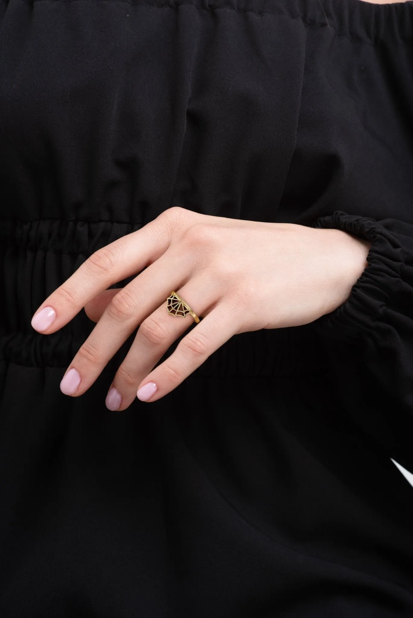 Spiderweb Bowed Edge Wedding Band